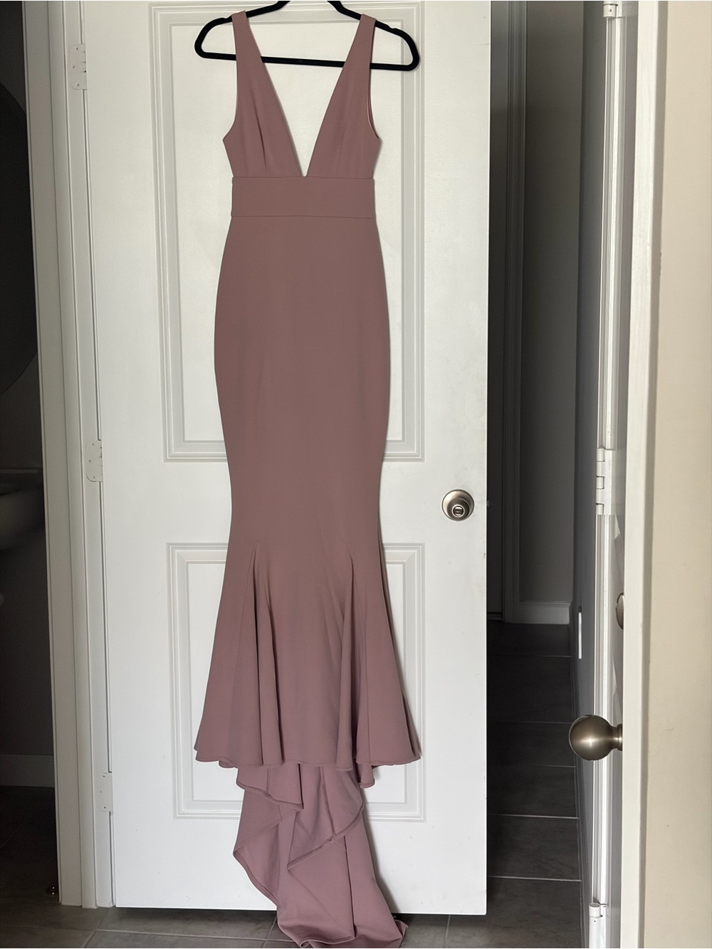 Elegant Mauve Plunge Mermaid Gown
